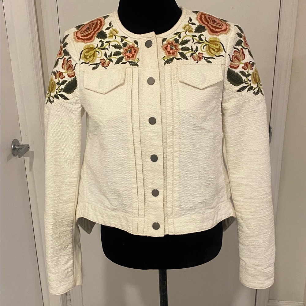 BCBG MAX Azria
Off-White long sleeved floral Embroidered Jacket Size X-Small